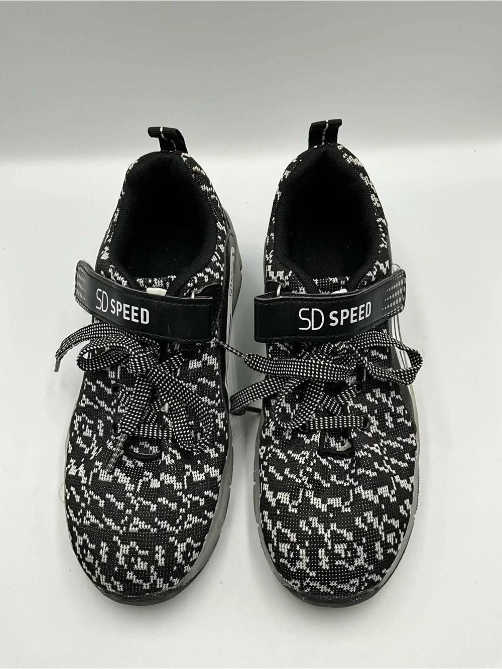 Kids Roller Skate Shoes Size 6.5 (39) Black & White Light-Up Sneakers